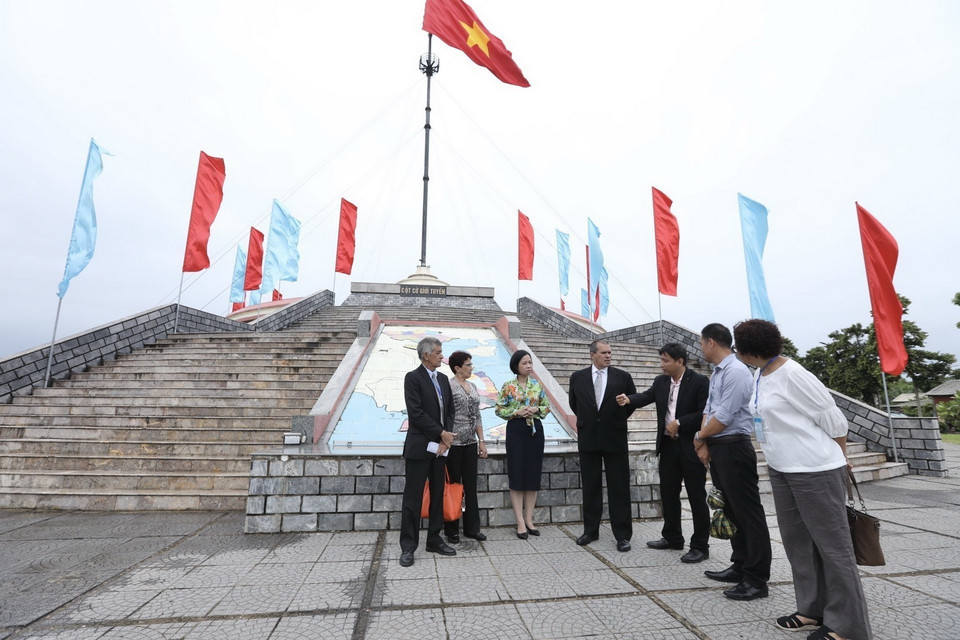 Sáng 26/9, Tổng giám đốc TTXVN Vũ Việt Trang và Chủ tịch Thông tấn xã Prensa Latina (Cuba) Luis Enrique González Acosta thăm Di tích Kỳ đài Hiền Lương. (Ảnh: Minh Quyết/TTXVN)