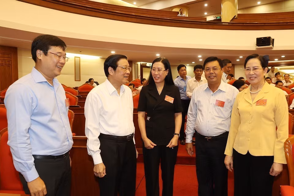 Ông Phan Đình Trạc, Ủy viên Bộ Chính trị, Bí thư Trung ương Đảng, Trưởng Ban Nội chính Trung ương, Phó Trưởng ban Thường trực Ban Chỉ đạo Trung ương về phòng, chống tham nhũng, tiêu cực với các đại biểu dự hội nghị. (Ảnh: Trí Dũng/TTXVN)