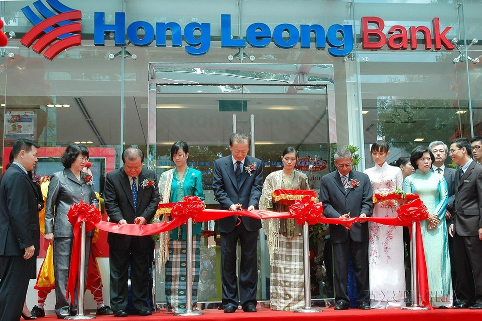 Ngày 8/10/2009, Tập đoàn Hong Leong của Malaysia khai trương Ngân hàng Hong Leong tại Centec Tower, 72-74 Nguyễn Thị Minh Khai, quận 3, TP.HCM. Đây là một trong những ngân hàng lớn nhất Malaysia và là ngân hàng đầu tiên thuộc khu vực Đông Nam Á lập ngân hàng 100% vốn nước ngoài tại Việt Nam. (Ảnh: Kim Phương/TTXVN)