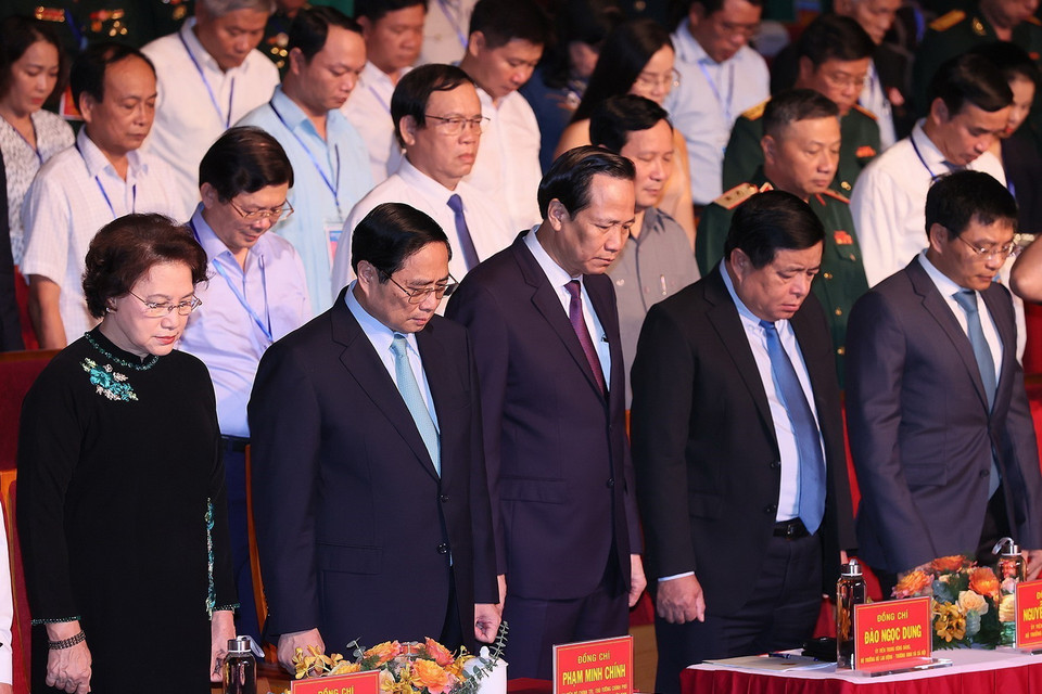 Thủ tướng Phạm Minh Chính và các đại biểu mặc niệm tưởng nhớ các Anh hùng Liệt sỹ. (Ảnh: Dương Giang/TTXVN)
