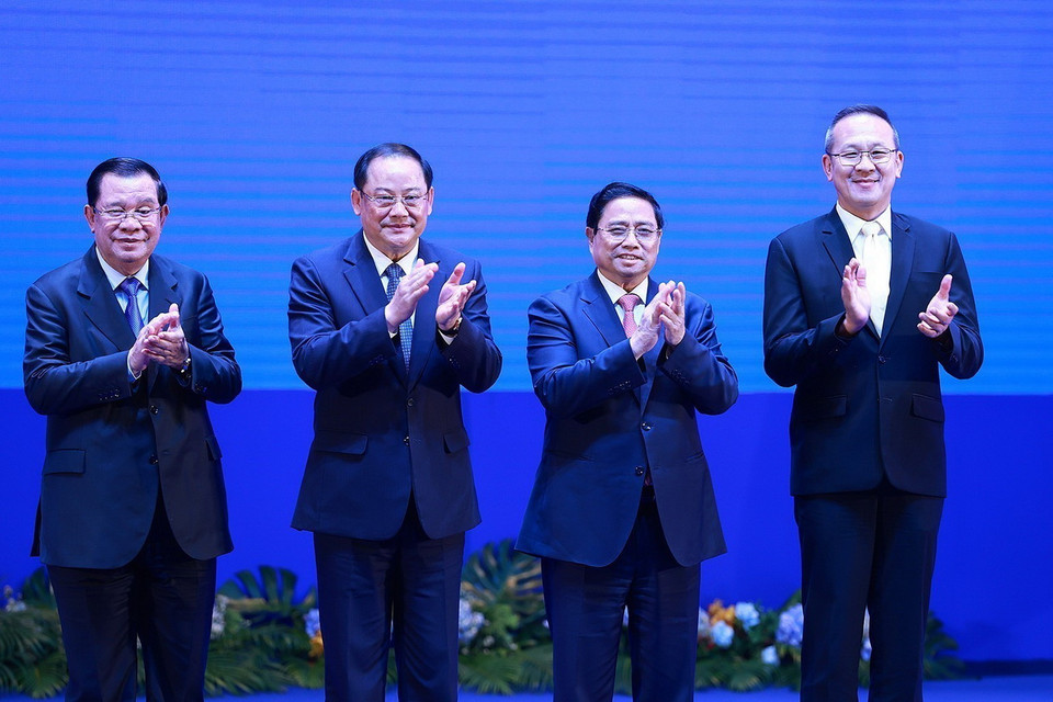 Thủ tướng Phạm Minh Chính, Thủ tướng Campuchia Samdech Hunsen, Thủ tướng Lào Sonexay Siphandone và Tổng Thư ký Văn phòng Tài nguyên nước quốc gia Thái Lan Surasri Kidti Monton tại Phiên toàn thể Hội nghị cấp cao Ủy hội sông Mekong quốc tế lần thứ tư. (Ảnh: Dương Giang/TTXVN) 