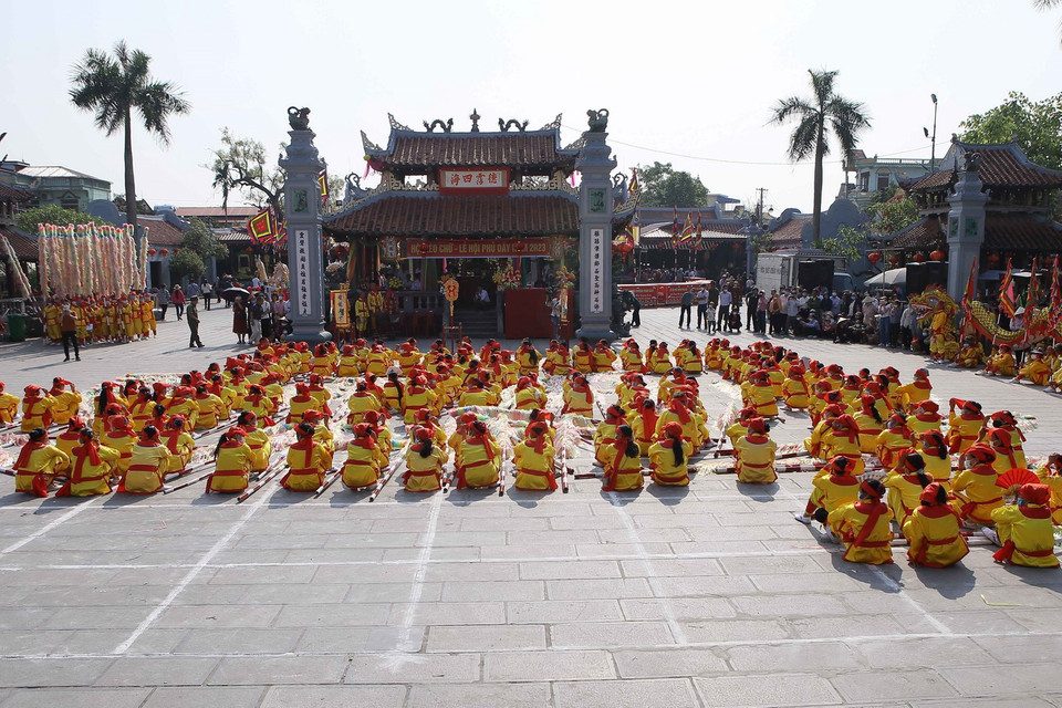  Các thanh niên nam nữ tiến hành xếp chữ trong Lễ hội Phủ Dầy. (Ảnh: Công Luật/TTXVN)