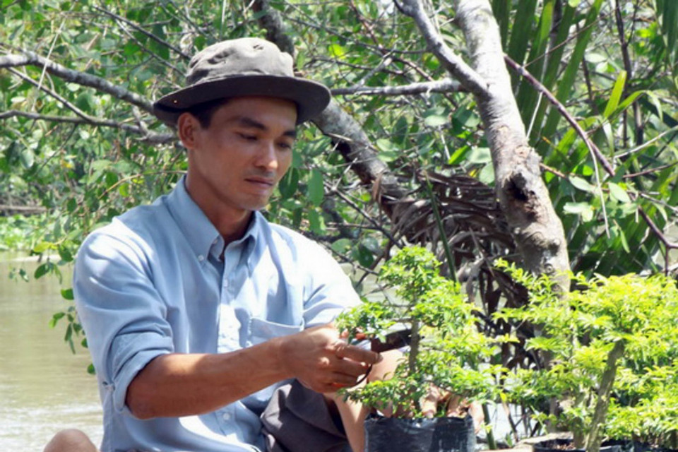 Anh Trần Văn Phú, xã Vĩnh Hòa, huyện Chợ Lách, tỉnh Bến Tre bị teo liệt bẩm sinh cả 2 chân, phải vận động bằng đầu gối do di chứng chất độc da cam/dioxin từ cha mẹ là dân thường, sinh sống trong vùng bị rải chất độc hóa học. Vượt lên nỗi đau, anh nỗ lực luyện tập, học nghề trồng cây giống, hoa cảnh, mở dịch vụ buôn bán nhỏ tại nhà, có thu nhập ổn định năm 2010. (Ảnh: Dương Ngọc/TTXVN)