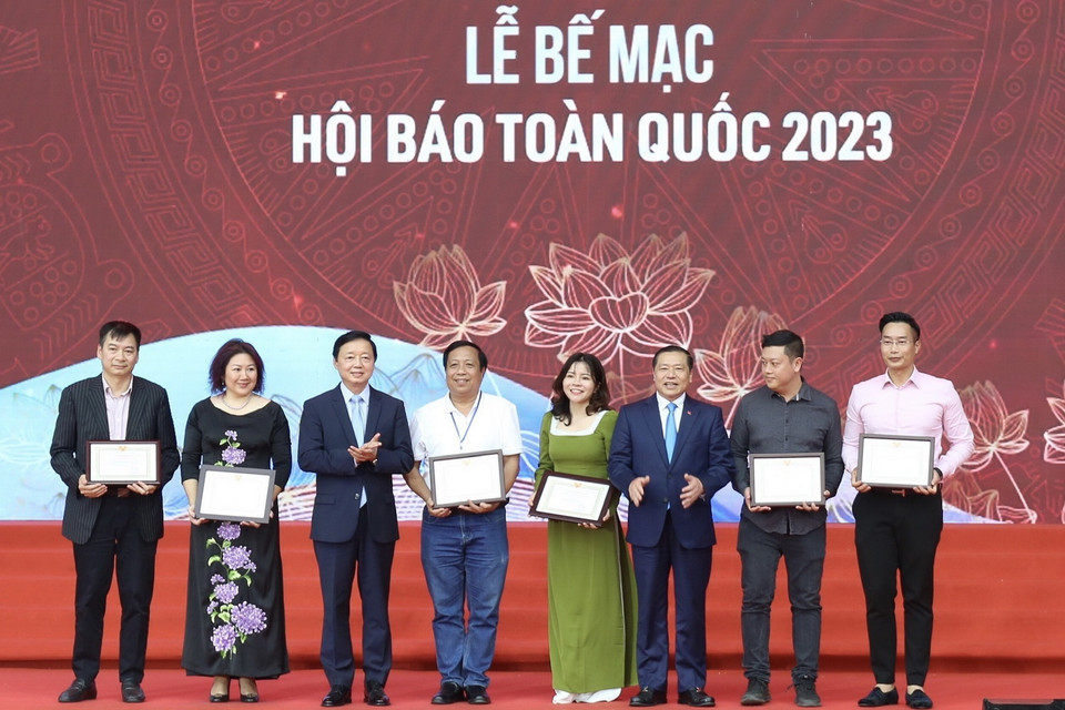 Phó Thủ tướng Trần Hồng Hà trao giải A cho đại diện các đơn vị. (Ảnh: Nguyễn Thu Phương/TTXVN)