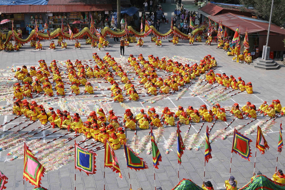  Các thanh niên nam nữ tiến hành xếp chữ trong Lễ hội Phủ Dầy. (Ảnh: Công Luật/TTXVN)