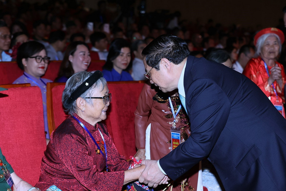 Thủ tướng Phạm Minh Chính thăm hỏi, tặng quà cho các Mẹ Việt Nam Anh hùng tham dự Hội nghị Biểu dương Người có công với Cách mạng Tiêu biểu Toàn quốc năm 2023. (Ảnh: Dương Giang/TTXVN)