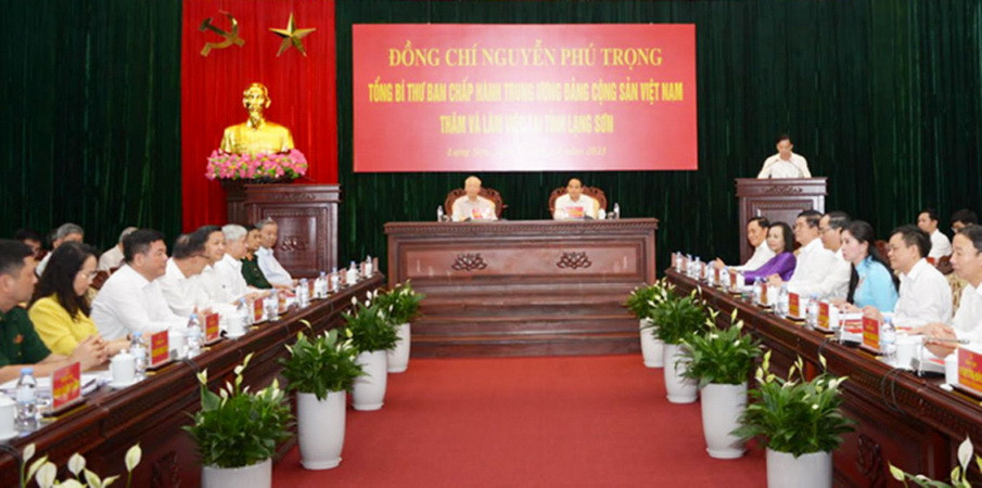 Ông Nguyễn Quốc Đoàn, Ủy viên Trung ương Đảng, Bí thư Tỉnh ủy Lạng Sơn đón Tổng Bí thư Nguyễn Phú Trọng. (Ảnh: Trí Dũng/TTXVN)