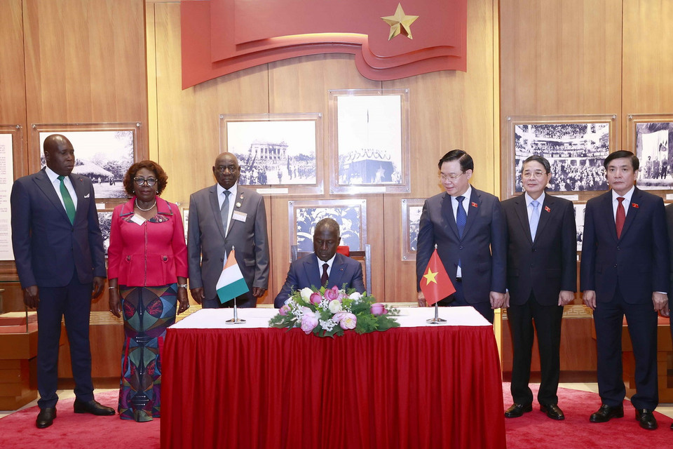 Chủ tịch Quốc hội Bờ Biển Ngà Adama Bictogo ký sổ lưu niệm tại Phòng truyền thống Nhà Quốc hội. (Ảnh: Doãn Tấn/TTXVN)