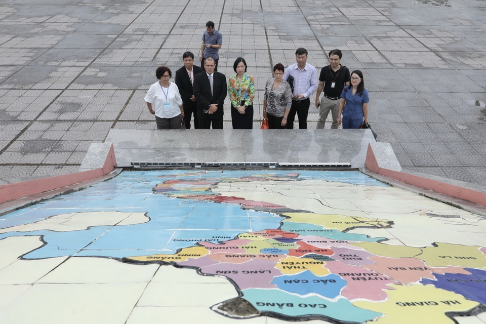 Tổng giám đốc TTXVN Vũ Việt Trang và Chủ tịch Thông tấn xã Prensa Latina của Cuba, Luis Enrique González Acosta thăm Di tích Kỳ đài Hiền Lương. (Ảnh: Minh Quyết/TTXVN)