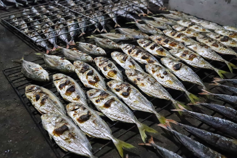 Những mẻ cá biển vừa được nướng chín. (Ảnh: Xuân Tiến/TTXVN)