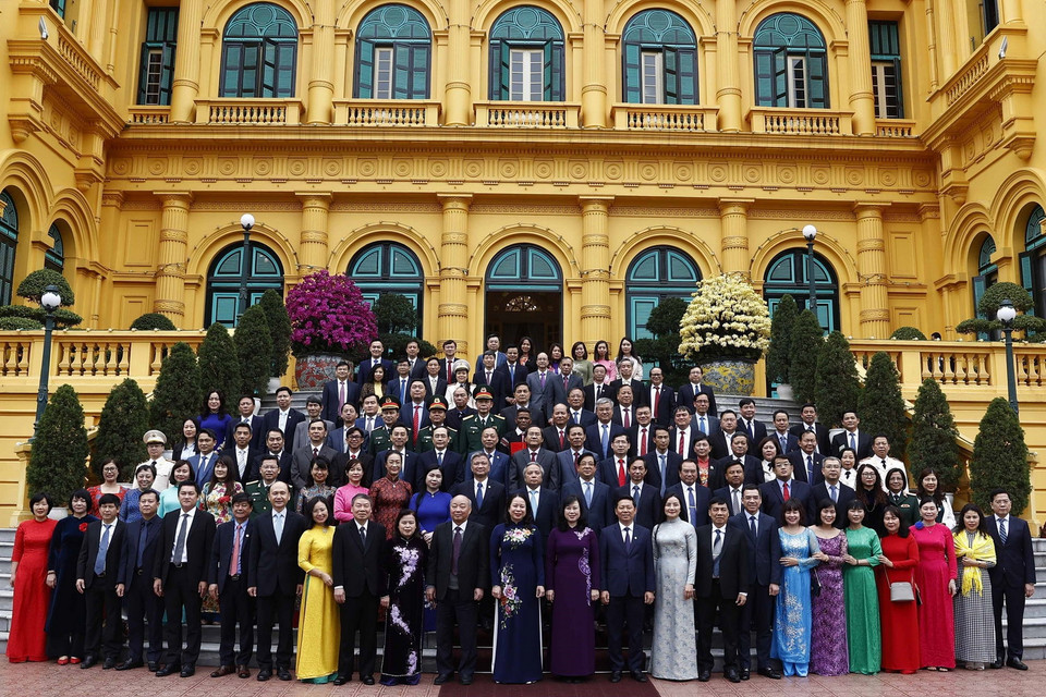 Quyền Chủ tịch nước Võ Thị Ánh Xuân và các thầy thuốc, cán bộ y tế tiêu biểu toàn quốc. (Ảnh: Thống Nhất/TTXVN)