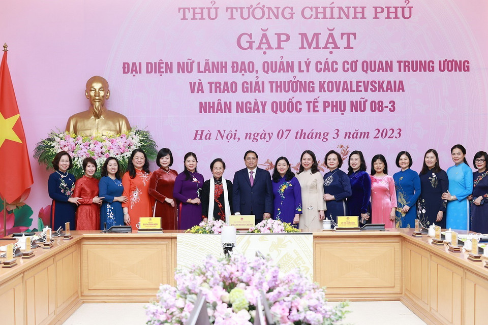 Thủ tướng Phạm Minh Chính với đại diện nữ lãnh đạo, quản lý và các nhà khoa học nữ. (Ảnh: Dương Giang/TTXVN)