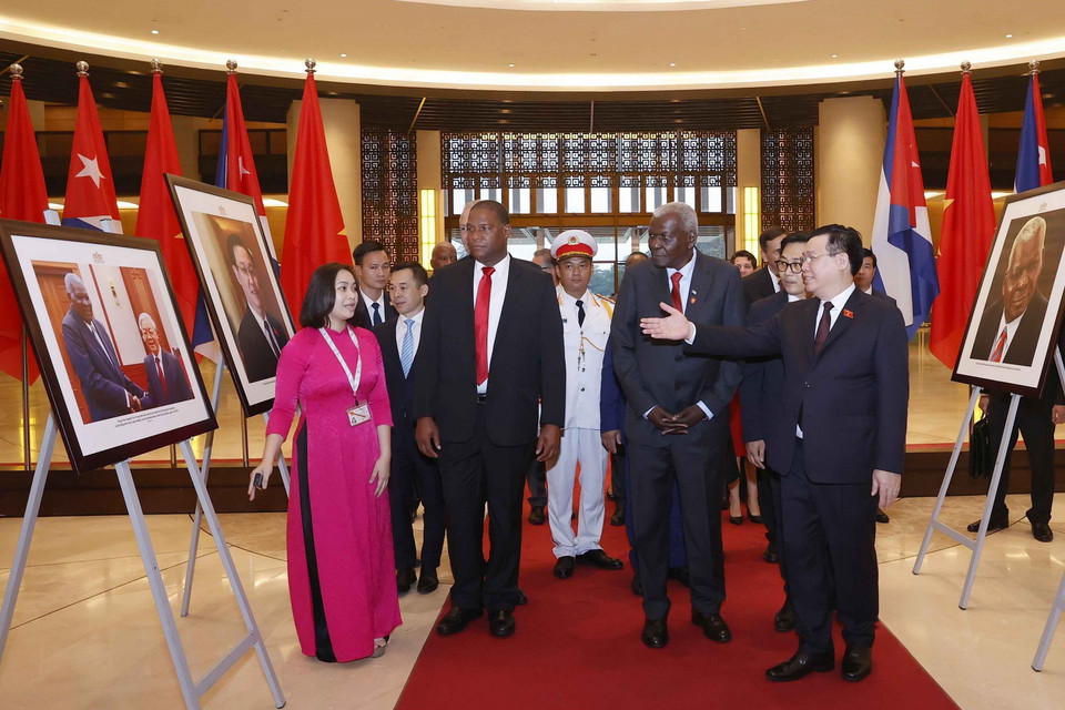 Chủ tịch Quốc hội Vương Đình Huệ và Chủ tịch Quốc hội Cuba Esteban Lazo Hernandez tham quan trưng bày ảnh tại Nhà Quốc hội. (Ảnh: Doãn Tấn/TTXVN)