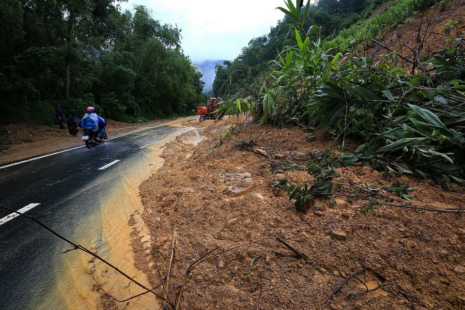 Điểm sạt lở trên tuyến đường tỉnh 433 thành phố Hòa Bình, tỉnh Hòa Bình, đi huyện Đà Bắc. (Ảnh: Trọng Đạt/TTXVN)