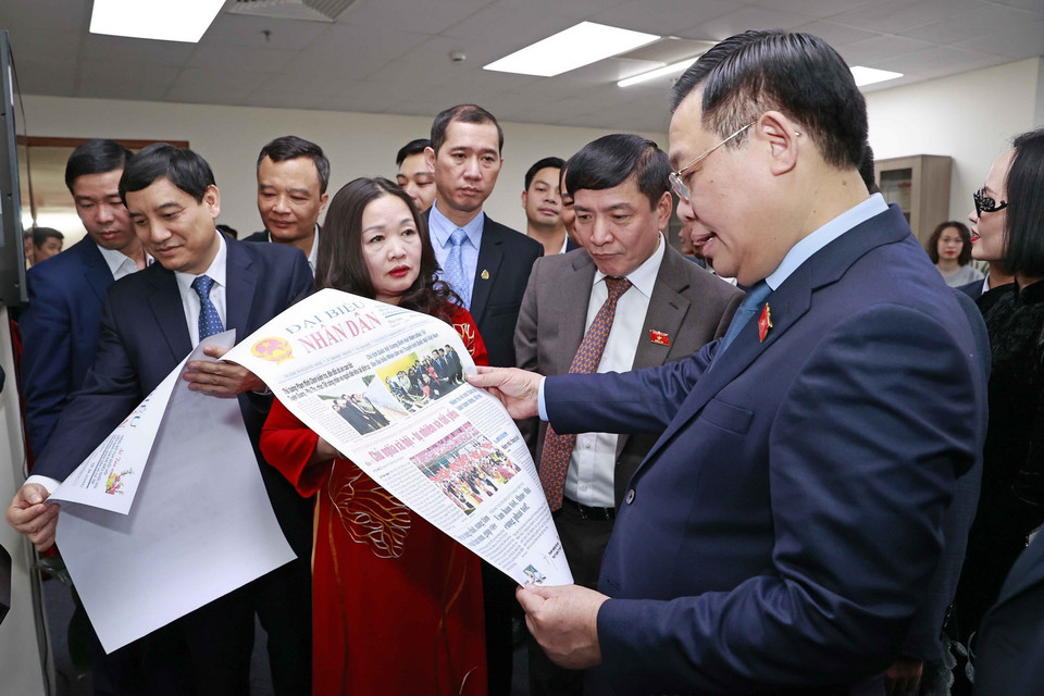 Chủ tịch Quốc hội Vương Đình Huệ xem ấn phẩm của Báo Đại biểu nhân dân. (Ảnh: Doãn Tấn/TTXVN)