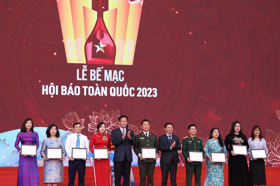 Bí thư tỉnh ủy Hưng Yên Nguyễn Hữu Nghĩa và Phó Trưởng ban Tuyên giáo Trung ương Trần Thanh Lâm trao giải B Hạng mục Bìa báo Tết ấn tượng và gian trưng bày ấn tượng. (Ảnh: Hoàng Hiếu/TTXVN)