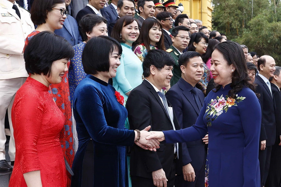Quyền Chủ tịch nước Võ Thị Ánh Xuân và các thầy thuốc, cán bộ y tế tiêu biểu toàn quốc. (Ảnh: Thống Nhất/TTXVN)