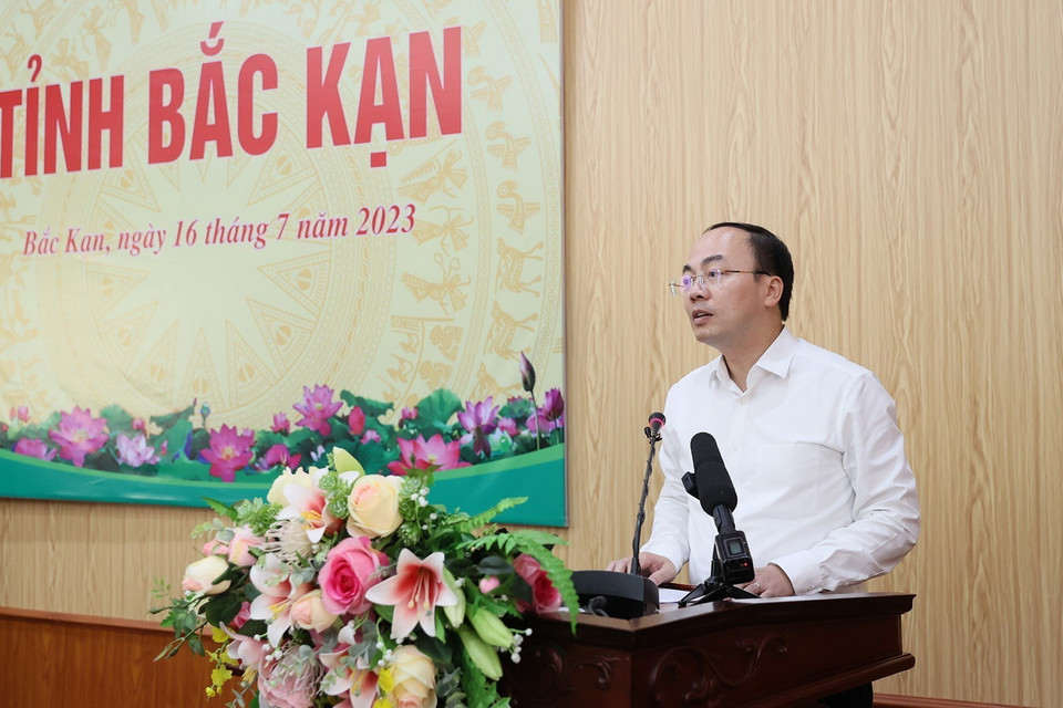 Chủ tịch UBND tỉnh Bắc Kạn Nguyễn Đăng Bình báo cáo tình hình kinh tế-xã hội của địa phương. (Ảnh: Dương Giang/TTXVN) 