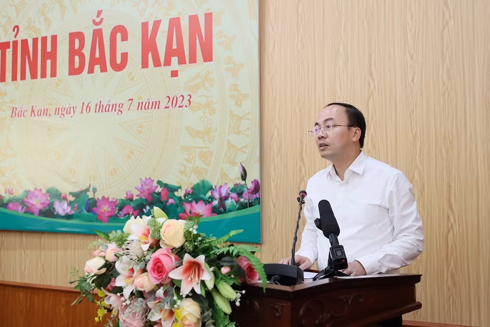Chủ tịch UBND tỉnh Bắc Kạn Nguyễn Đăng Bình báo cáo tình hình kinh tế-xã hội của địa phương. (Ảnh: Dương Giang/TTXVN) 