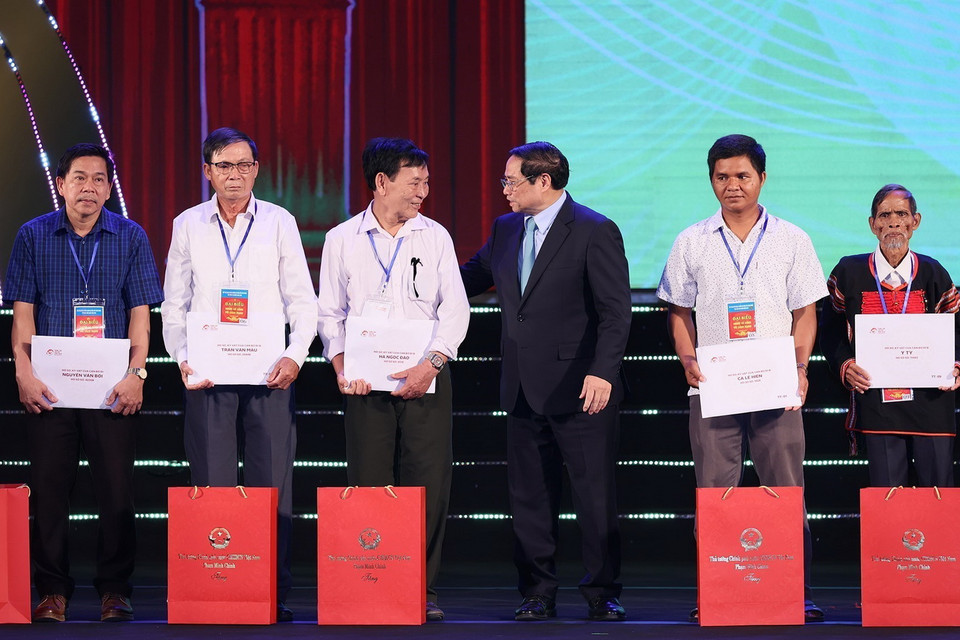 Thủ tướng Phạm Minh Chính trao kỷ vật cho thân nhân liệt sỹ. (Ảnh: Dương Giang/TTXVN)