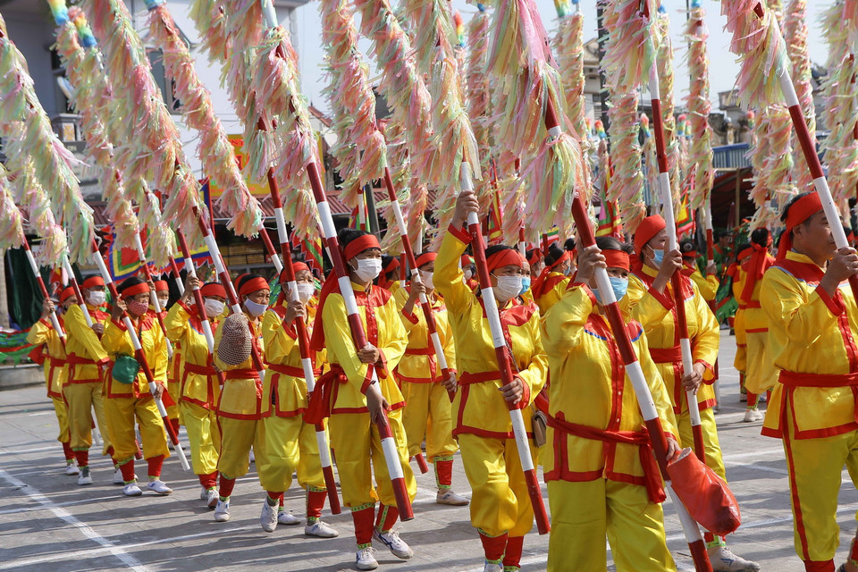  Đoàn xếp chữ tiến vào khu vực sân Phủ chỉnh Phủ Dầy chuẩn bị nghi thức xếp chữ. (Ảnh: Công Luật/TTXVN)