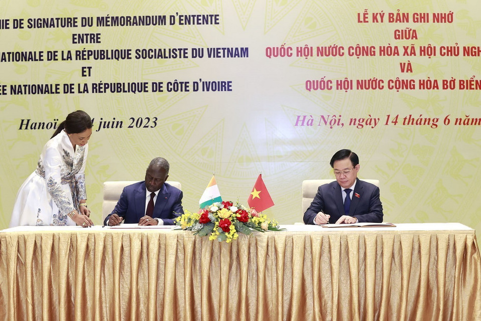 Chủ tịch Quốc hội Vương Đình Huệ và Chủ tịch Quốc hội Bờ Biển Ngà Adama Bictogo ký Biên bản ghi nhớ giữa hai Quốc hội. (Ảnh: Doãn Tấn/TTXVN)