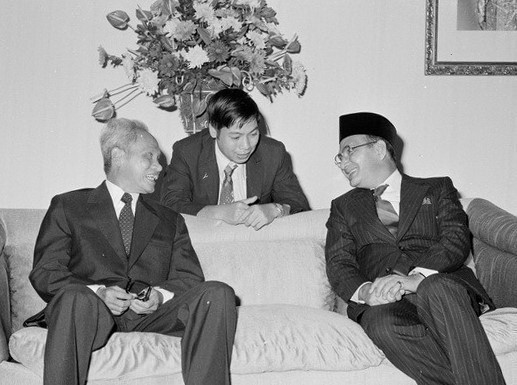 Thủ tướng Malaysia Hussein bin Dato Onn tiếp Thủ tướng Phạm Văn Đồng thăm hữu nghị chính thức Malaysia, ngày 12/10/1978. (Ảnh: Xuân Lâm/TTXVN)