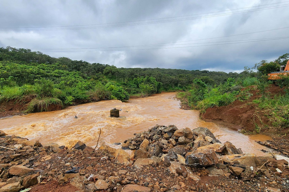 Đường băng qua suối Lạnh, huyện Bù Đăng, tỉnh Bình Phước, được sửa chữa tạm sau khi bị nước lũ cuốn trôi. (Ảnh: TTXVN phát)