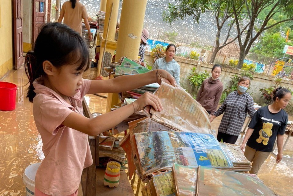Sách vở của học sinh trường Tiểu học Châu Hạnh, huyện Quỳ Châu, tỉnh Nghệ An, bị ngập trong bùn nước. (Ảnh: TTXVN phát)