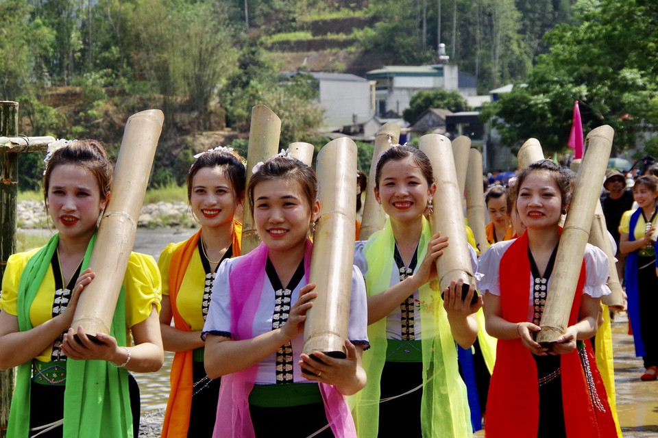 Các cô gái Thái xinh xắn tham gia lễ hội Áphôchiêng. (Ảnh: Việt Hoàng/TTXVN)