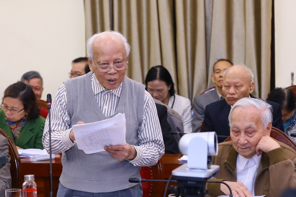 Giáo sư-Tiến sỹ-Nhà giáo Nhân dân Đỗ Thế Tùng, Hội Cựu giáo chức, Học viện Chính trị quốc gia Hồ Chí Minh, trình bày tham luận: "Góp ý Điều 129 (nguyên tắc, phương pháp định giá đất), Điều 132 (Tư vấn xác định giá đất) và bàn về Điều 237 (Quy định chi tiết)." (Ảnh: Thanh Thảo/TTXVN phát)