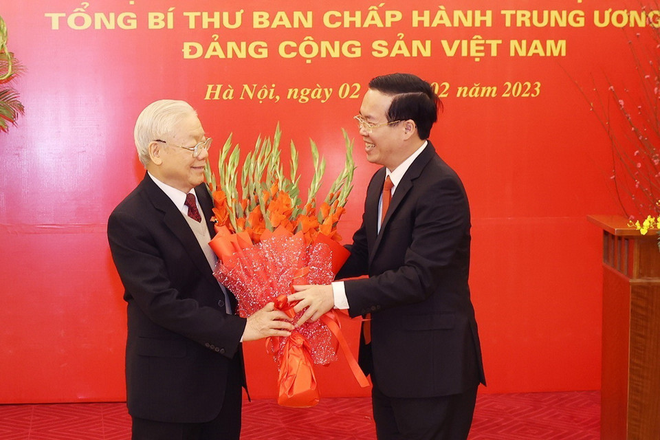 Ông Võ Văn Thưởng, Ủy viên Bộ Chính trị, Thường trực Ban Bí thư chúc mừng Tổng Bí thư Nguyễn Phú Trọng. (Ảnh: Trí Dũng/TTXVN)