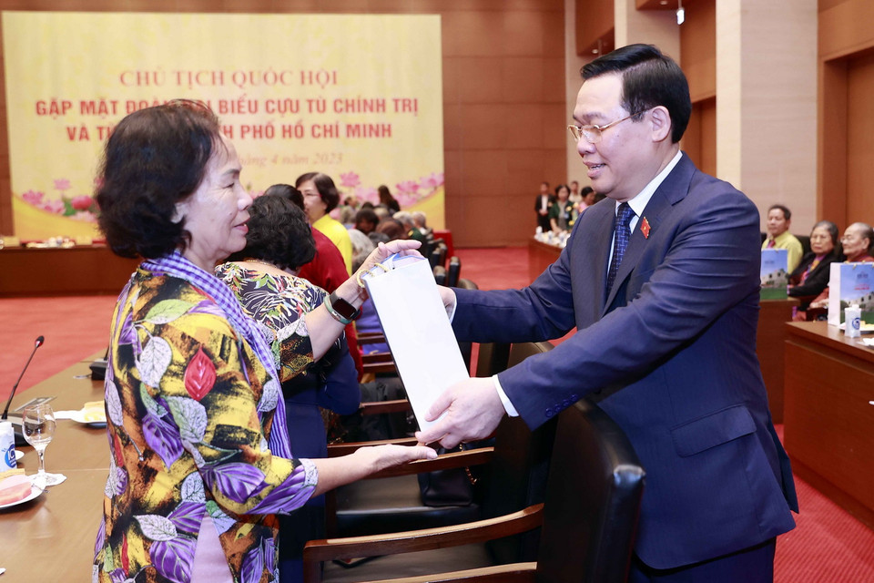 Chủ tịch Quốc hội Vương Đình Huệ tặng quà đại biểu. (Ảnh: Doãn Tấn/TTXVN)