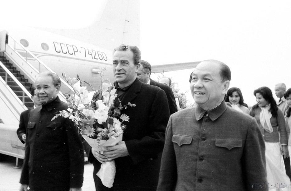 Chủ tịch Ủy ban Thường vụ Quốc hội Trường Chinh đón Đoàn đại biểu Đảng Cộng sản Italy do ông Pietro Ingrao, Ủy viên Bộ Chính trị TW Đảng dẫn đầu, thăm hữu nghị Việt Nam, ngày 27/2/1974. (Ảnh: TTXVN)