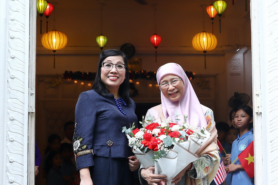 Phu nhân Thủ tướng Việt Nam Lê Thị Bích Trân đón Phu nhân Thủ tướng Malaysia Dato' Seri Dr. Wan Azizah binti Dr. Wan Ismail. (Ảnh: Phạm Kiên/TTXVN)