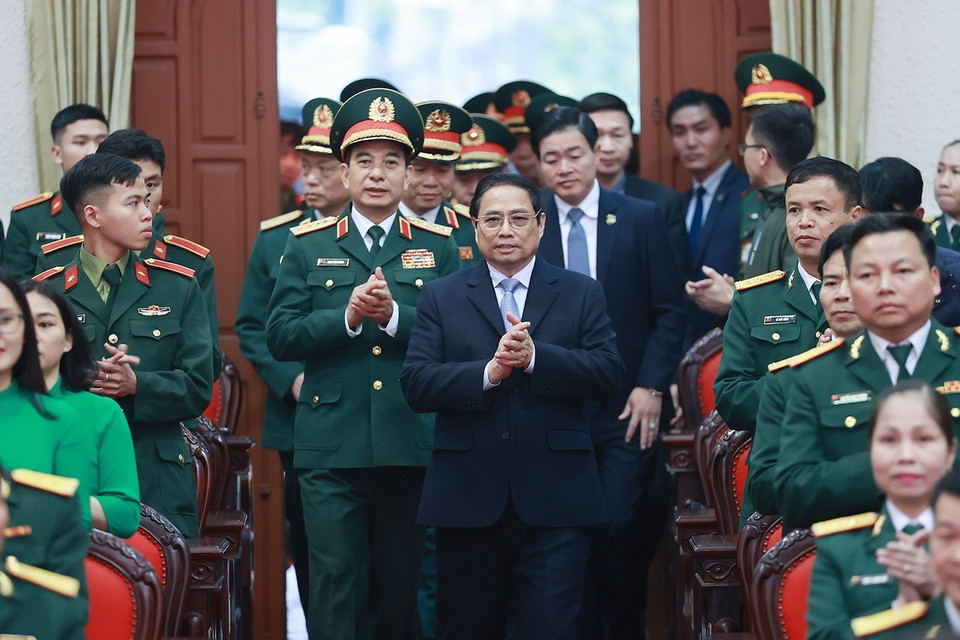 Thủ tướng Phạm Minh Chính đến thăm cán bộ, chiến sỹ Bộ Tư lệnh Tăng Thiết giáp. (Ảnh: Dương Giang/TTXVN)