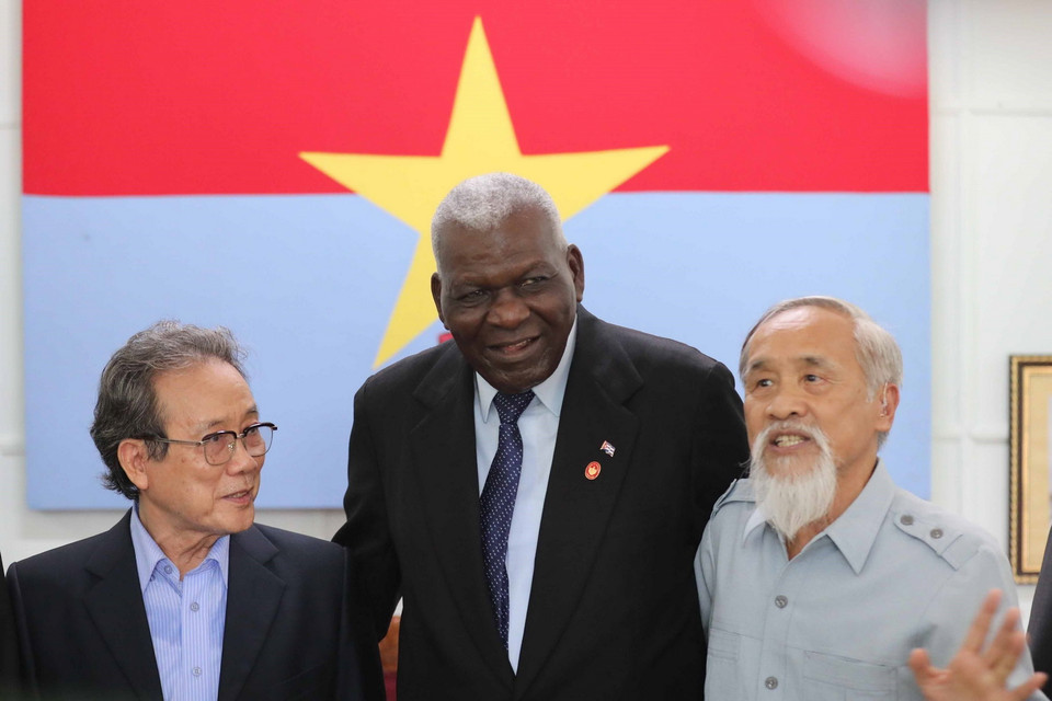 Chủ tịch Quốc hội Cuba Esteban Lazo Hernandez thân mật trò chuyện cùng các nhân chứng lịch sử khi thăm Di tích Trụ sở Chính phủ Cách mạng lâm thời Cộng hòa miền Nam Việt Nam tại Quảng Trị. (Ảnh: Thanh Tùng/TTXVN)