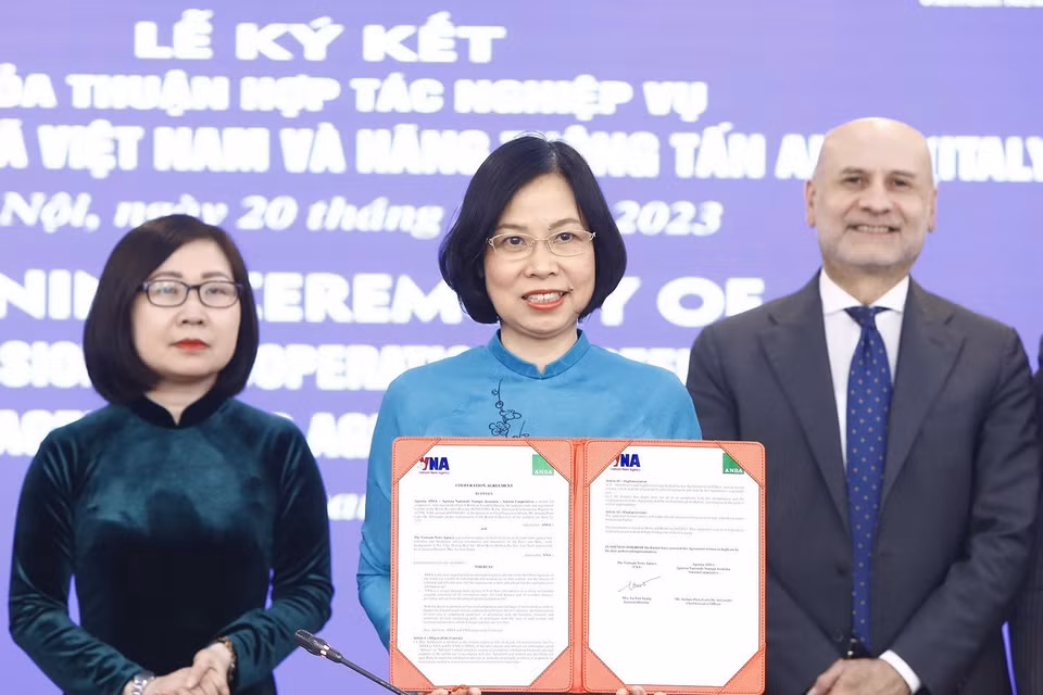 Tổng giám đốc TTXVN Vũ Việt Trang ký trực tuyến Thỏa thuận hợp tác nghiệp vụ giữa TTXVN và hãng Thông tấn ANSA của Italy, 20/2/2023. (Ảnh: An Đăng/TTXVN)