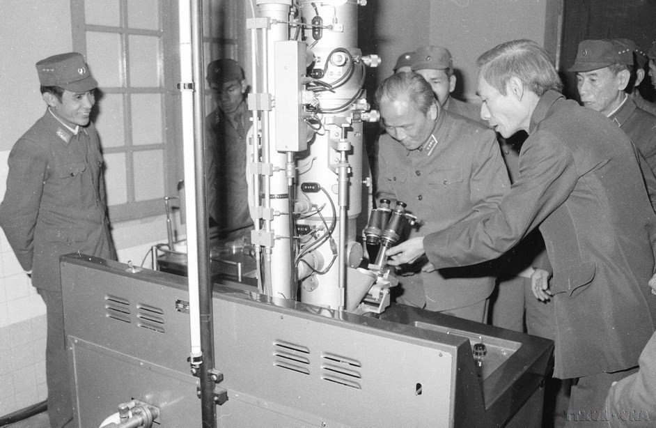 Đại tướng Chu Huy Mân, Chủ nhiệm Tổng cục Chính trị thăm phòng thí nghiệm của Bệnh viện Quân y 103 nhân dịp Tết Nguyên đán Giáp Tý (1984). (Ảnh: Hứa Kiểm/TTXVN)