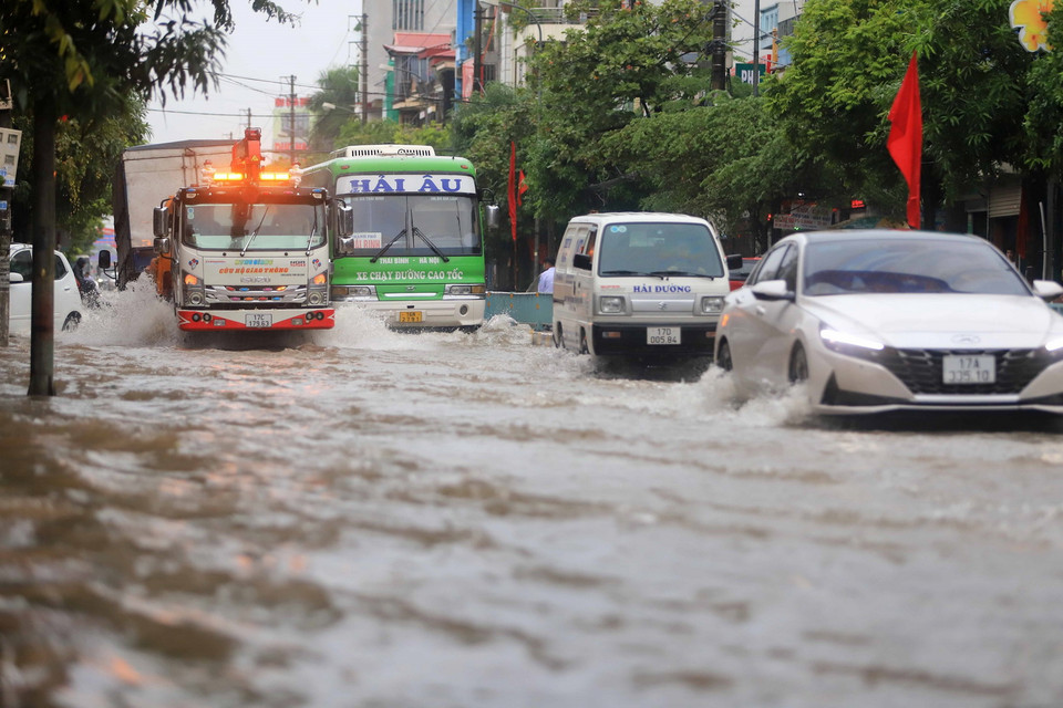 Đường Trần Thái Tông, thành phố Thái Bình, ngập sâu trong nước. (Ảnh: Thế Duyệt/TTXVN)