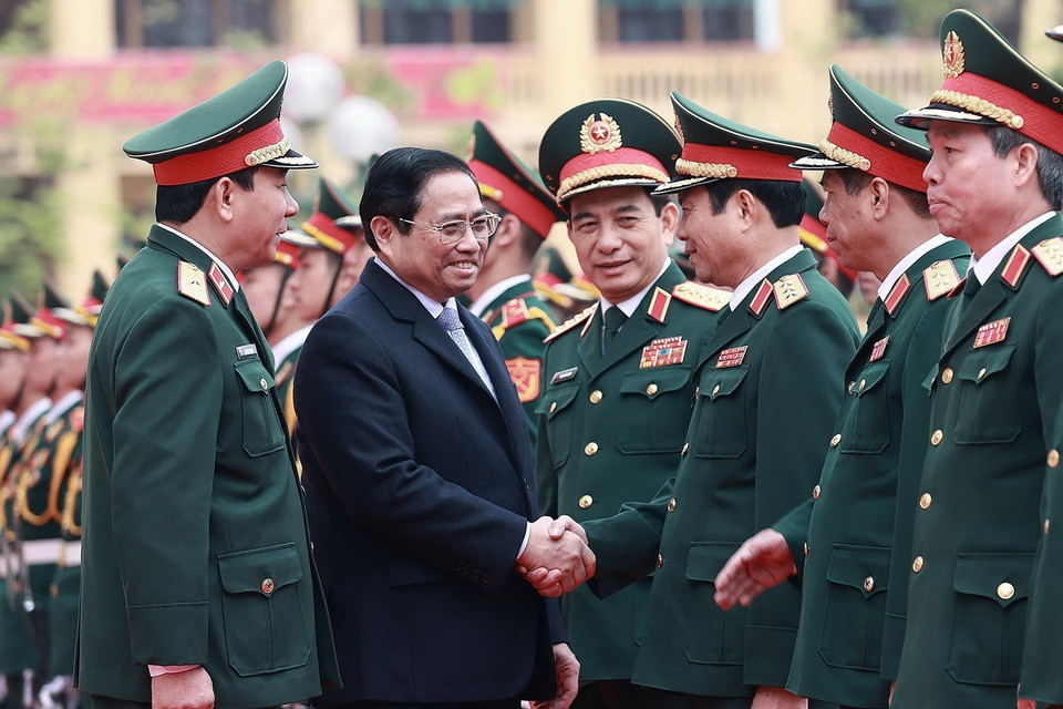 Thủ tướng Phạm Minh Chính và cán bộ, chiến sỹ Bộ Tư lệnh Tăng Thiết giáp. (Ảnh: Dương Giang/TTXVN)