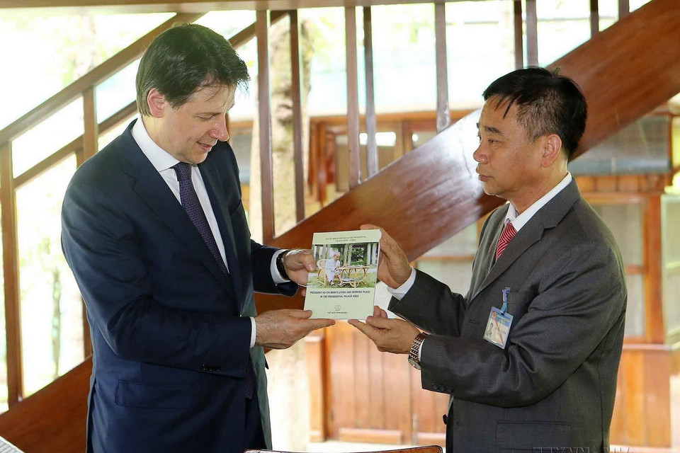 Lãnh đạo Khu di tích Chủ tịch Hồ Chí Minh tại Phủ Chủ tịch tặng sách về Bác Hồ cho Thủ tướng Italy Giuseppe Conte, ngày 6/6/2019. (Ảnh: Doãn Tấn/TTXVN)