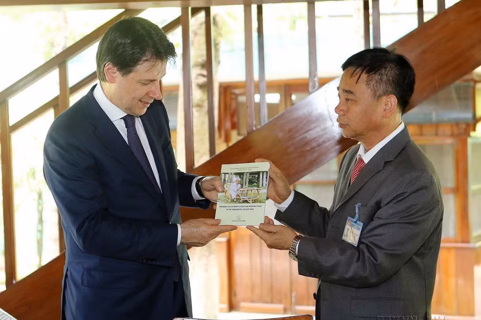 Lãnh đạo Khu di tích Chủ tịch Hồ Chí Minh tại Phủ Chủ tịch tặng sách về Bác Hồ cho Thủ tướng Italy Giuseppe Conte, ngày 6/6/2019. (Ảnh: Doãn Tấn/TTXVN)