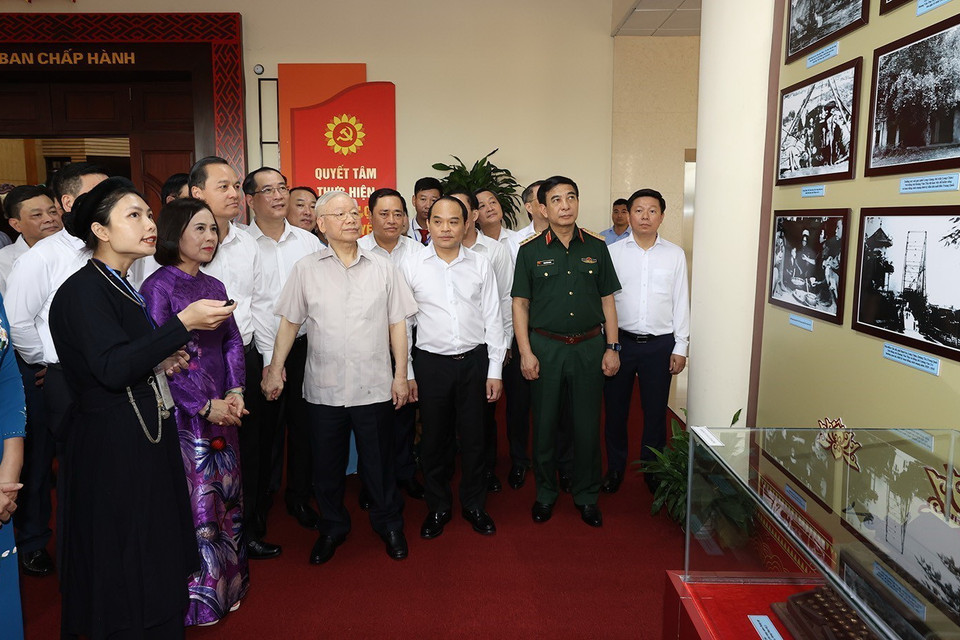 Tổng Bí thư Nguyễn Phú Trọng xem một số hình ảnh trưng bày tại Tỉnh ủy Lạng Sơn. (Ảnh: Trí Dũng/TTXVN)