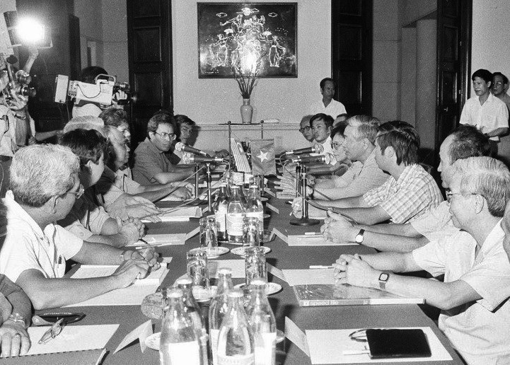 Phó Chủ tịch Hội đồng Bộ trưởng, Bộ trưởng Ngoại giao Nguyễn Cơ Thạch hội đàm với Phó Thủ tướng Malaysia Abdul Ghafar bin Baba, ngày 27/8/1988. (Ảnh: Kim Hùng/TTXVN)