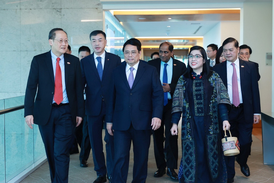 Cán bộ, nhân viên Đại sứ quán và cộng đồng người Việt Nam đón Thủ tướng và Phu nhân tại sân bay Changi. (Ảnh: Dương Giang/TTXVN)