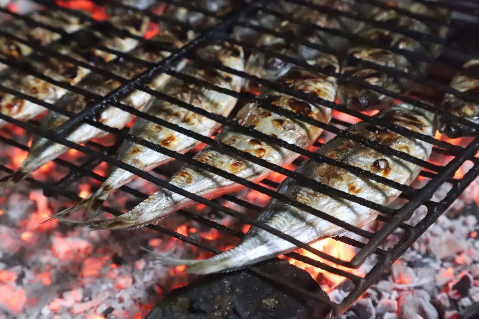 Cá biển nướng bằng than hoa cho màu sắc đẹp, dậy mùi thơm khi chín. (Ảnh: Xuân Tiến/TTXVN)