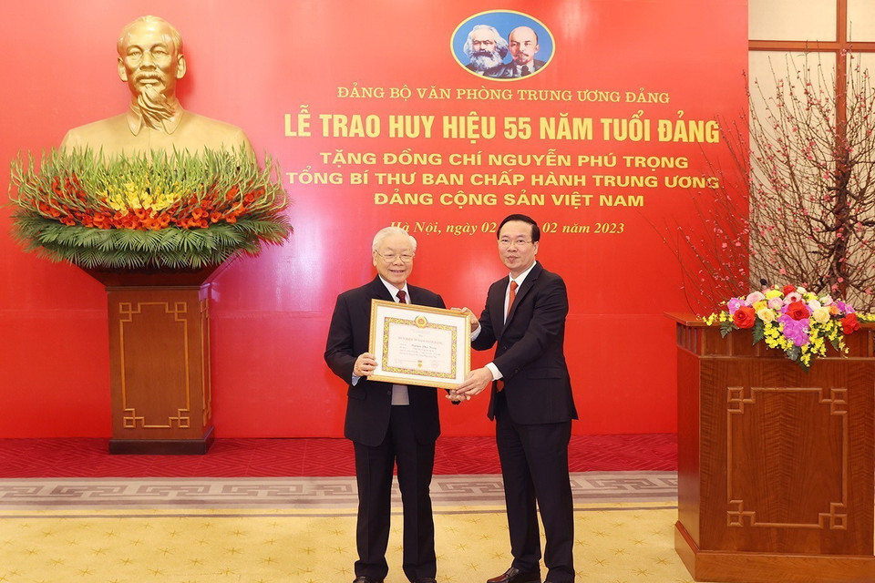 Ủy viên Bộ Chính trị, Thường trực Ban Bí thư Võ Văn Thưởng trao Huy hiệu 55 năm tuổi Đảng tặng Tổng Bí thư Nguyễn Phú Trọng. (Ảnh: Trí Dũng/TTXVN)