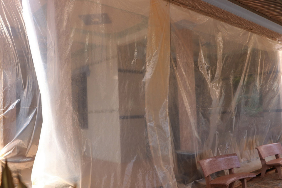  Nhà dân xã Bình Sơn được bọc kín bằng nylon. (Ảnh: Công Phong/TTXVN)