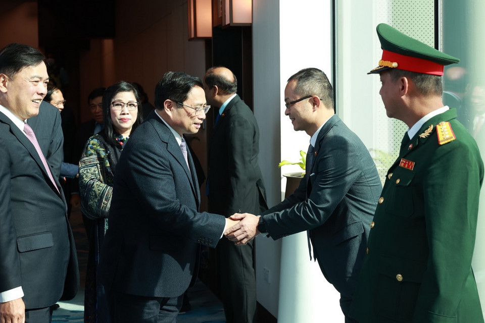 Cán bộ, nhân viên Đại sứ quán và cộng đồng người Việt Nam đón Thủ tướng Phạm Minh Chính và Phu nhân tại sân bay Changi. (Ảnh: Dương Giang/TTXVN)